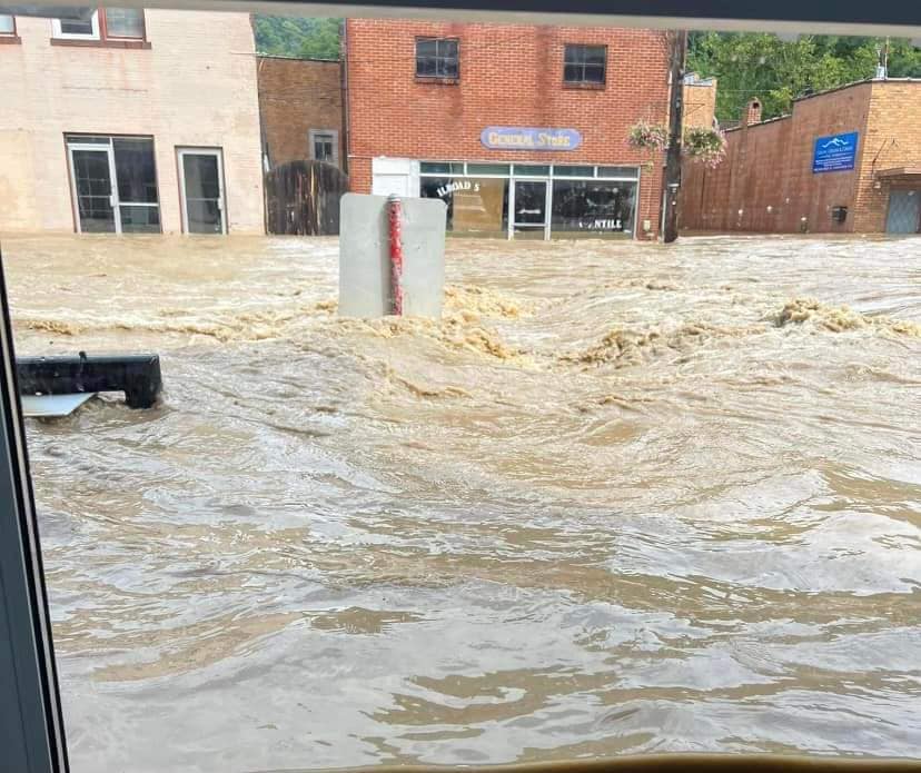 伊恩颶風帶來洪災，淹沒人們平時頻繁往來的街道。（圖／翻攝自FB@Mississippi Baptist Disaster Relief）
